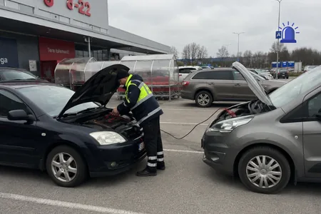 Käivitusabi tühja akuga autole, käivitumata jäänud auto puksiiri hinnast arvestame käivitusabi tasu maha.